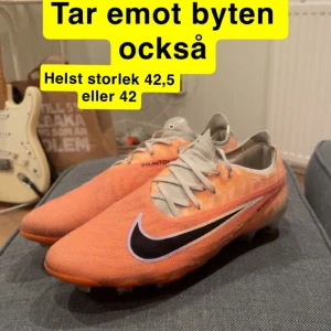 Nike Phantom fotbollsskor  - Säljer dessa fotbollsskor då dem vart för små för mig. Inga skador alls och är i jättefint skick. Skriv om ni funderar något. Pris kan diskuteras. Jag tar emot byten också. Letar efter Adidas f50 att byta mot men skicka och fråga ändå😁