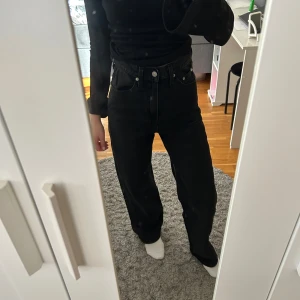 Svarta jeans från Levi's - Snygga svarta jeans från Levi's med högmidja, aldrig använda!