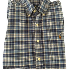 Blå och vit rutig skjorta från Ralph Lauren - Säljer en stilren blå och vit rutig skjorta från Ralph Lauren. Skjortan har en slim fit passform. I storlek-M                                                                          Skjortan är helt oanvänd och i toppskick!                Hör av er vid frågor! Och pris är diskuterbart!