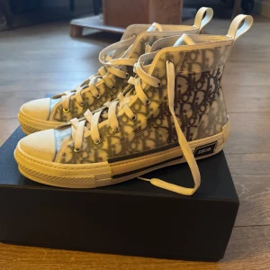 sneakers  - Snygga höga sneakers, använda mycket få gånger, kom med bud. 1000kr vid snabb affär  