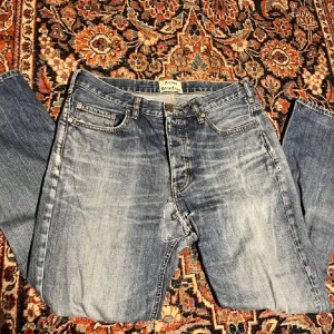 Acne jeans - Sjukt feta jeans från acne, de har en lagning i skrevet med ett minimalt hål. Midja:41,5 längd:101