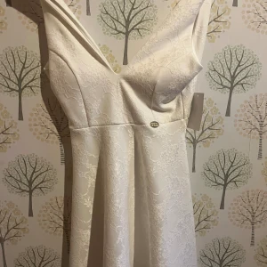 But Spets Klänning - Jätte fin helt ny, oanvänd klänning med prislapp kvar. Superfin med spetsdetaljer. Perfekt student klänning, till skolavslutningen, student mottagning och andra festligheter!!