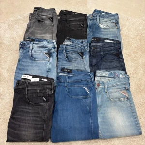 Replay Jeans🤩 - Säljer nu av ett gäng av mina Replay Anbass jeans, alla är i nyskick och grymt snygga🤩hör av. dig vid frågor eller funderingar om ett särskilt par!!Storlekar från höger uppe:29:30….30:32….31:34….29:30….29:32….29:32….29:32….31:30….29:34