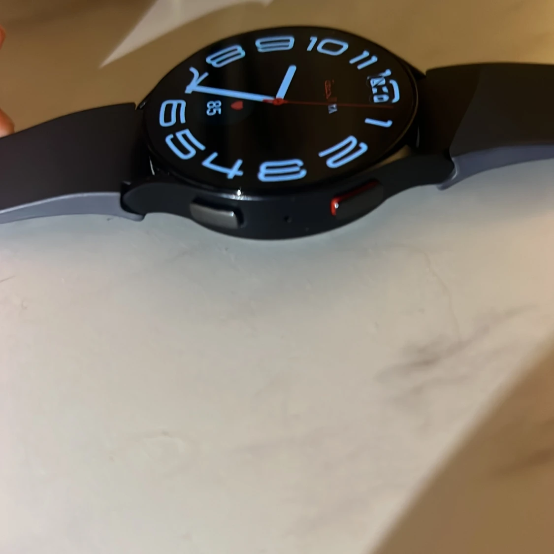 Svart smartklocka med digital urtavla - 3