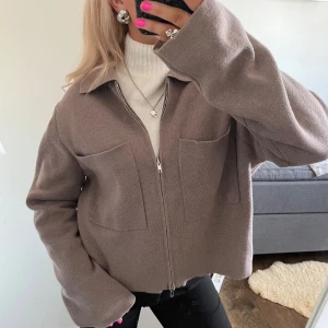 Åhléns kofta - superfin och populär kofta från Åhléns storlek M men snyggt oversize på S🤎