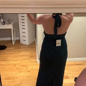 Balklänning  - Hej, säljer denna fina balklänning. Det är storlek L men skulle mer säga M då den är liten i storleken. Den är helt oanvänd så prislapp kvar. Jag är 168 cm lång och den går hela vägen ner till marken. Hör av dig vid frågor😊