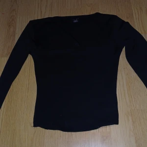 Svart långärmad topp från Amisu - Säljer en svart långärmad tröja. Säljer för fick den i fel storlek av en vän. Lite smutsig/ men tvättas vid köp av den. 