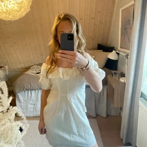 Vit offshoulder klänning  - Jättefin offshoulder klänning från H&M. Endast använd ett fåtal gånger!💗