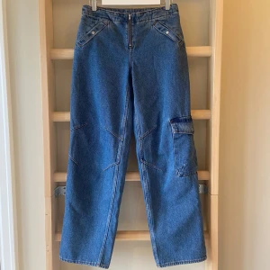 Blå cargopants i jeansmaterial - Snygga baggy blå cargopants i jeansmaterial, som är som nya utan några defekter!🩷