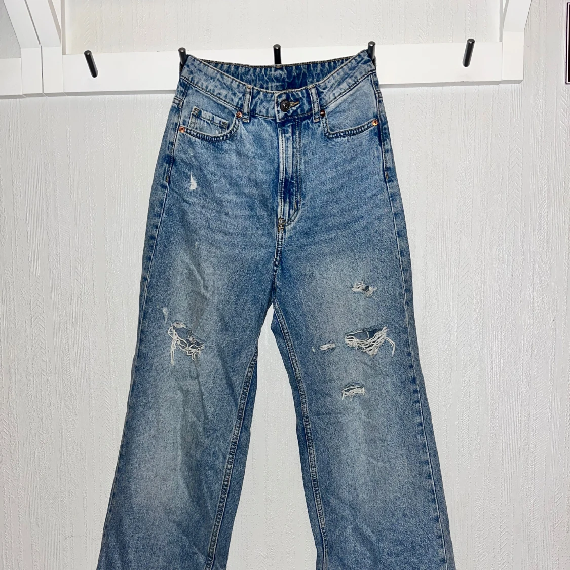 Blå jeans med slitningar från H&M