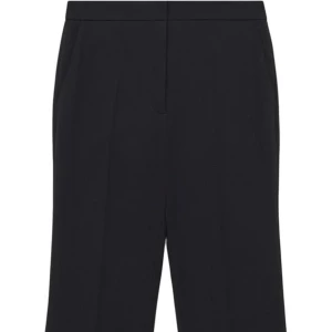 Svarta kostymbyxor - Snygga svarta kostymbyxor från Mango med hög midja och rak passform. Perfekta för en stilren look. Byxorna har en klassisk design med diskret dragkedja och knappstängning. Knappt använda. 