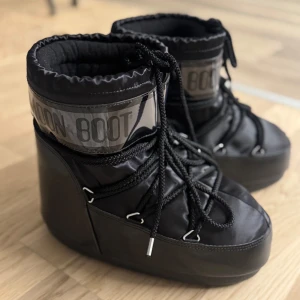 Moon boots - Moon boots icon low glance. Storlek 36/38. Aldrig använda utomhus så helt nya! Har dock inte kvar originalkartongen. 