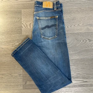 Nudie jeans -  säljer ett par nudie jeans i fint skick {storleken är 30/30} om du har några frågor, var så god och fråga 😁
