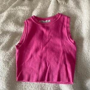 Rosa ribbad linnetopp från Zara.  - Säljer en snygg rosa ribbad topp från Zara. Perfekt för sommardagar med sin ärmlösa design. Mycket bra skick och fåtal gånger använd. Inga hål. Inga fläckar på tröjan. 