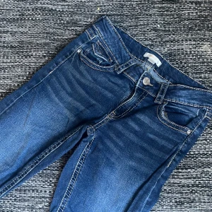 Blå jeans med bootcut - Säljer dessa jättefina Y gina jeans eftersom de inte kommer till användning💞I jättefint skick! Strl 170 men passar mig som oftast har 34/36 i jeans.