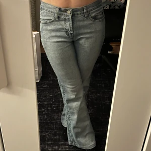 Lågmidjade ljusblå bootcut jeans - Snygga ljusblå bootcut jeans med hög midja och klassisk femficksdesign. Perfekta för en avslappnad stil med en modern twist. Passar bra till både sneakers och klackar. Storlek S men passar mig som bär XS och XXS🥰Är 150cm som referens och pris går alltid att diskuteras 💕