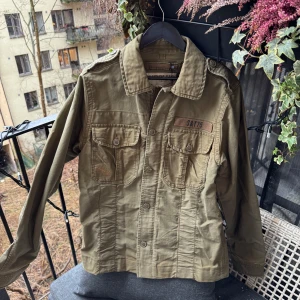 Olivgrön vintage jacka från Surplus - Mycket stilren Vintage skjortjacka 🤩  •Skick: 10/10 inprincip inga tecken på användning, modellen ska se lite sliten ut   •storlek📏:M enligt mått och storlek i jackan är också M, kolla sista bild för mått.  •Nypris/Butikspris:💰~1500kr   Köp gärna i bundles för att underlätta i frakt och på detta vis blir jag mer flexibel i pris! Våga buda! 🚚🤝