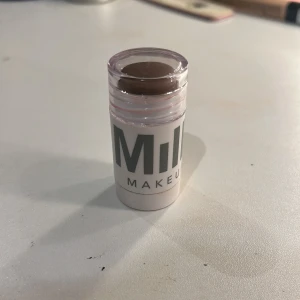 Ny Milk bronzer stick - Säljer en nästan helt ny Milk bronzer i färgen Blaze.💕 Använt ungefär 3 gånger men kräm produkter är inget för mig. Perfekt för att ge sminket en sunkissed look!🤎
