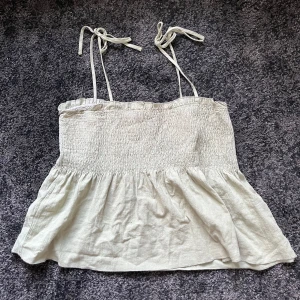 Ljusgrön topp  - Säljer en söt ljusgrön topp från shein, storlek L, säljer för 50💗