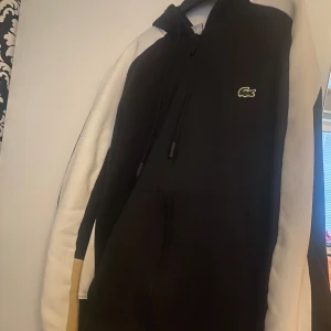  Lacoste kofta - Säljer nu min tröja som jag nu har vuxit ifrån, skön tröja som passar till allt till och med sommarn, kan sänka lite vid snabb affär. Köpt från zalando för 1600kr.