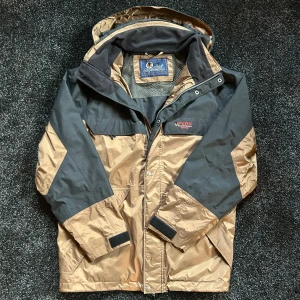 Peak Performance Gore-Tex Jacka - Säljer en stilren Peak Performance Gore-Tex-jacka i väldigt bra skick.  Storlek L. Perfekt för både vardag och uteliv – vattentät och vindtät med hög kvalitet!  Priset kan diskuteras – hör gärna av dig om du har några frågor! 😊