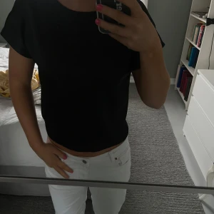Svart topp från Zara - Snygg svart topp från Zara med korta ärmar och v-ringning. Man kan vända toppen och ha på båda håll