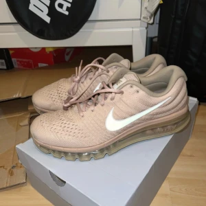 Nike Air Max 2017 ”Sand” - Ett jättesvårt par att hitta, i den här storlek och helt nya.  Helt nya, de är lätta, tunna så att foten inte känns varm i dem, swooshen och lilla delen på bakhälen har reflex. Jättecoola kan jag säga Storlek 46 Pris:2100kr Tyvärr så har jag inte kvar originalboxen. Kan inte ladda upp flera bilder här, för flera bilder eller info så är det bara att skriva privat.