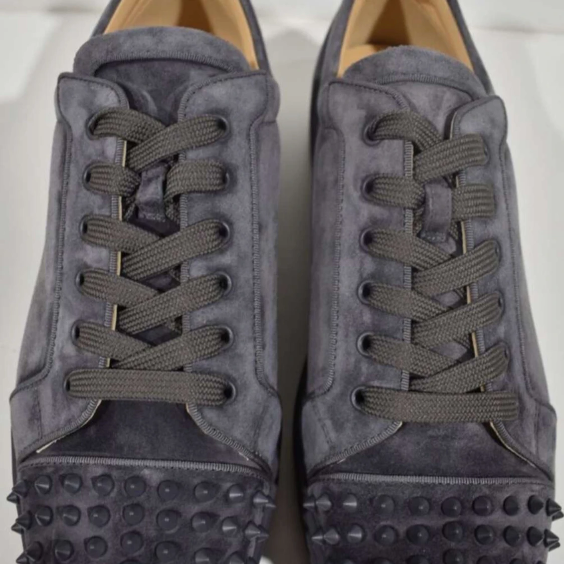 Gråa Christian Louboutin