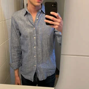 Linne skjorta  - En blå linne skjorta från uniqlo i super bra skick. Perfekt nu inför sommaren. Är i xs men sitter mer som S då den passar mig som är 180! Nypris var 700 men säljer nu för endast 400! Var inte rädd för att höra av er