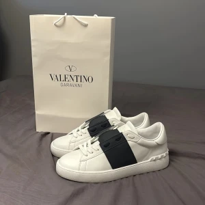 Valentino open - Snygga vita Valentino Garavani sneakers i storlek 42, använt par tre gånger bara! Kan gå ner i pris för snabb affär. Skickas mer bilder om frågan kommer.