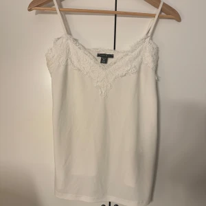 Vitt spets linne  - Vitt spetlinne från New yorker i storlek Xs. Säljer då den inte kommer till användning