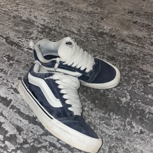 Blå och vita sneakers från Vans - Säljer ett par klassiska Vans sneakers i blått och vitt. Storlek 43 inga skador oså vidare