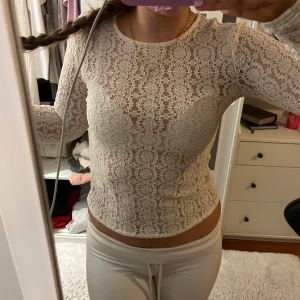 Vit spetsblus från Lindex - Säljer en elegant vit spetsblus från Lindex. Blusen har ett vackert blommönster och långa ärmar. Perfekt för att lägga till en romantisk touch till din outfit. 💫