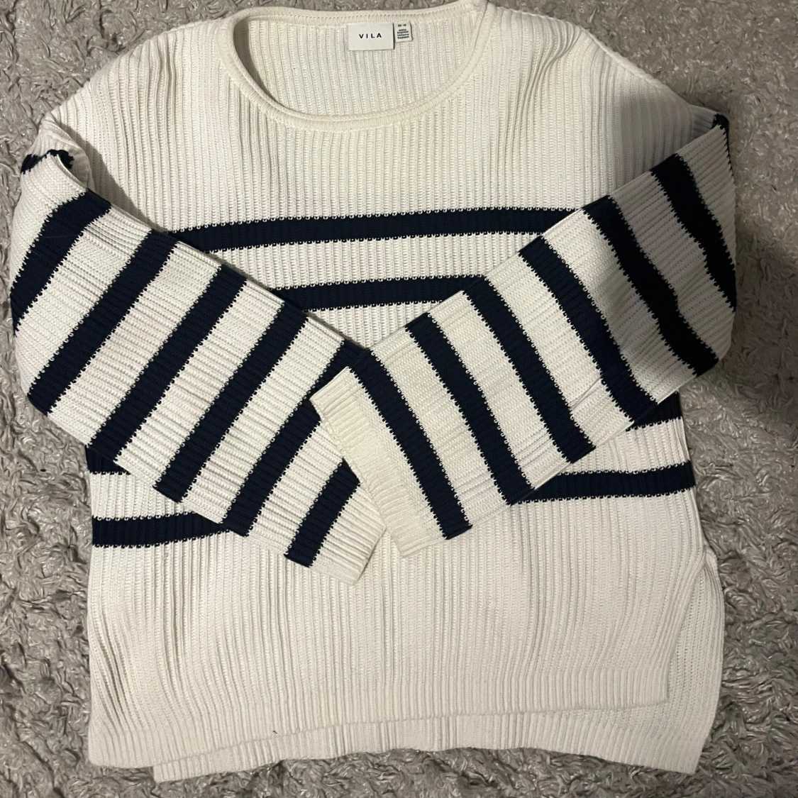 Vit och marinblå randig tröja från Vila
