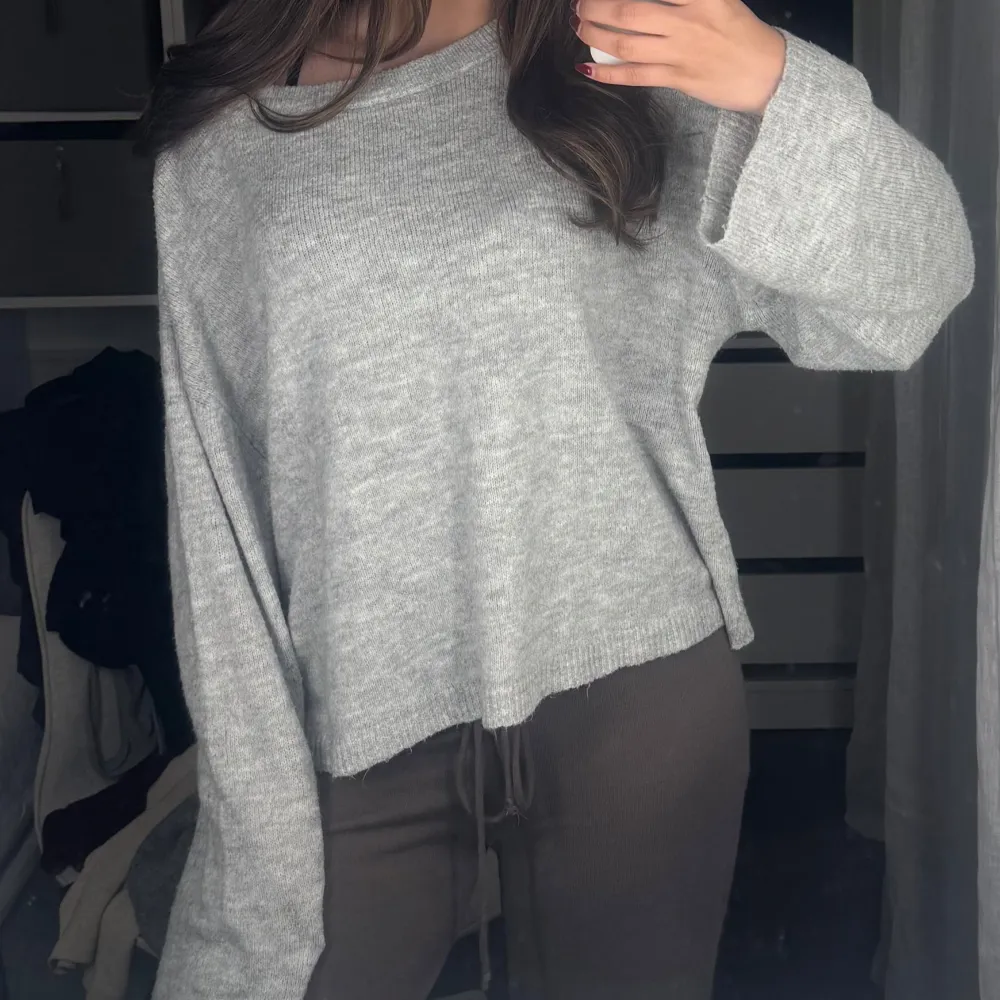Säljer en mysig grå stickad tröja från lager 157. Tröjan har en avslappnad passform med långa ärmar. Storlek XL men skulle säga att den är mer som en M/L sitter snyggt oversized på mig som brukar ha xs/s! Köp direkt för 99kr via köp nu💞💞. Neuletakit & Villapaidat.