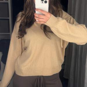 Säljer en beige hoodie med långa ärmar och ribbade muddar. Tröjan har en avslappnad passform och en praktisk huva. Perfekt för en mysig och stilren look. Har små hål vid ärmarna, inget man tänker mycket på. Annars är den i bra skick. Storlek M passar även S köp direkt för 49kr💞