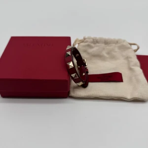 NYTT VALENTINO ARMBAND - Nytt Valentino armband - Tillbehör: Allt på bilden - Skick: 10/10 - Nypris ca 3500 - deluxecloset 