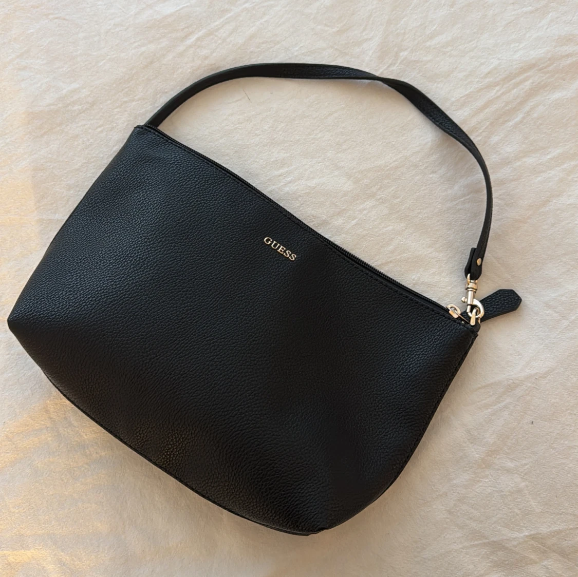 Svart axelväska från Guess