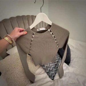 SÖKER Beige ribbad tröja från Zara - Söker denna. Kan betala runt 400 kontakta om du vill sälja 🥰