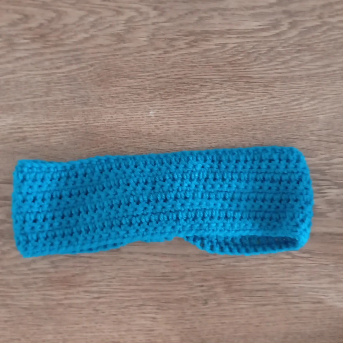 Mörk turkos virkad pannband med pärlor - 1