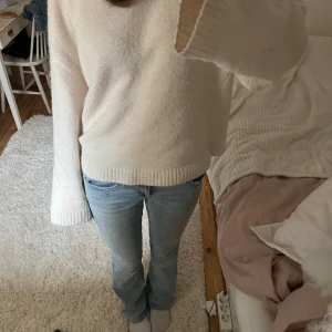 Lågmidjade bootcut jeans - super snygga ljusblå bootcut jeans från Gina tricot. Byxorna har snygga bakfickor och låg midja 💕storlek: 34