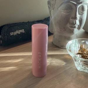 Hickap Hot Chocolate Bronzer - Bronzer stick från Hickap i nyansen Hot Chocolate. Perfekt för att skapa en varm och definierad look. ❤️Kommer i en smidig rosa förpackning som är lätt att ta med sig. Den är helt oanvänd.❤️Säljer då jag har två❤️