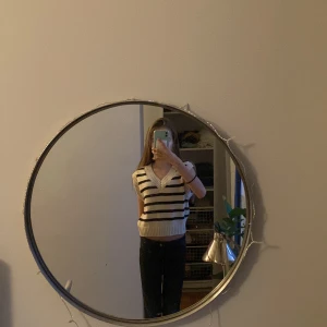 Super snygg randig stickad tröja  - Säljer en snygg stickad väst från Lindex i beige och svart. Västen har ett randigt mönster och en v-ringad design. Perfekt för att lägga till en stilren touch till din outfit.Den är mycket bra skick och nästan aldrig använd. Inga hål. 