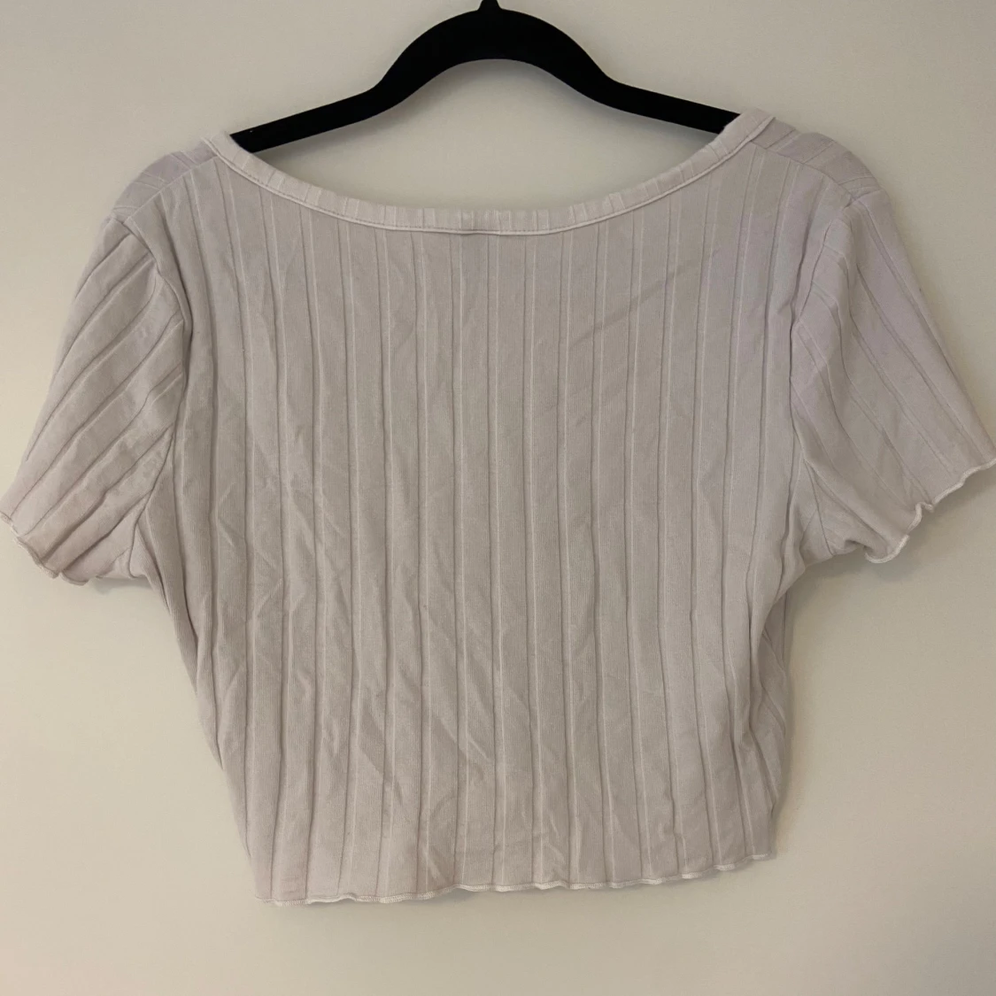 Vit ribbad kortärmad topp - 1