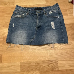 Blå jeanskjol från Bikbok  - Säljer en lågmidjad blå jeanskjol från Bikbok