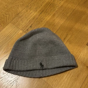 Ljusgrå Ralph Lauren mössa - Säljer min ralphlauren mössa då den inte längre kommer till användning. Den är i bra skick!