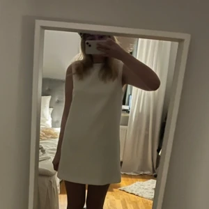 Vit klänning  - Superfin vit klänning från zara i stl S, perfekt till studenten!!