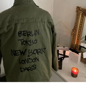 Militär jacka  - Jätte snygg militär jacka som är perfekt nu till våren!!💗💗 (inte min bild 1) 170 sitter som en S på mig men passar nog L. Jag är 178