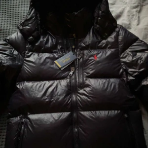 Ralph Lauren jacka - Tja säljer min polo Ralph lauren jacka i nyskick, säljer den pågrund av att det börjar bli vår och varmt, nypris -:6200kr                                                       Jag är 170cm lång och den sitter lite stort, den passar även dem som har storlek S. har haft den ca 1 månad, Pris går att diskutera!
