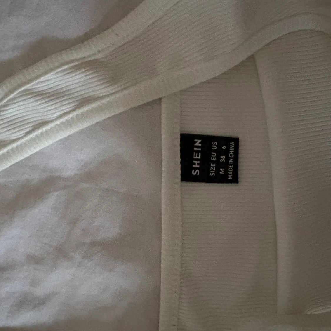 Vit ribbad linnetopp  - 2